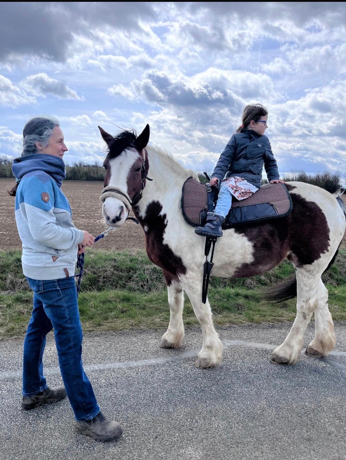 Reittherapie mit Kind auf dem Pony