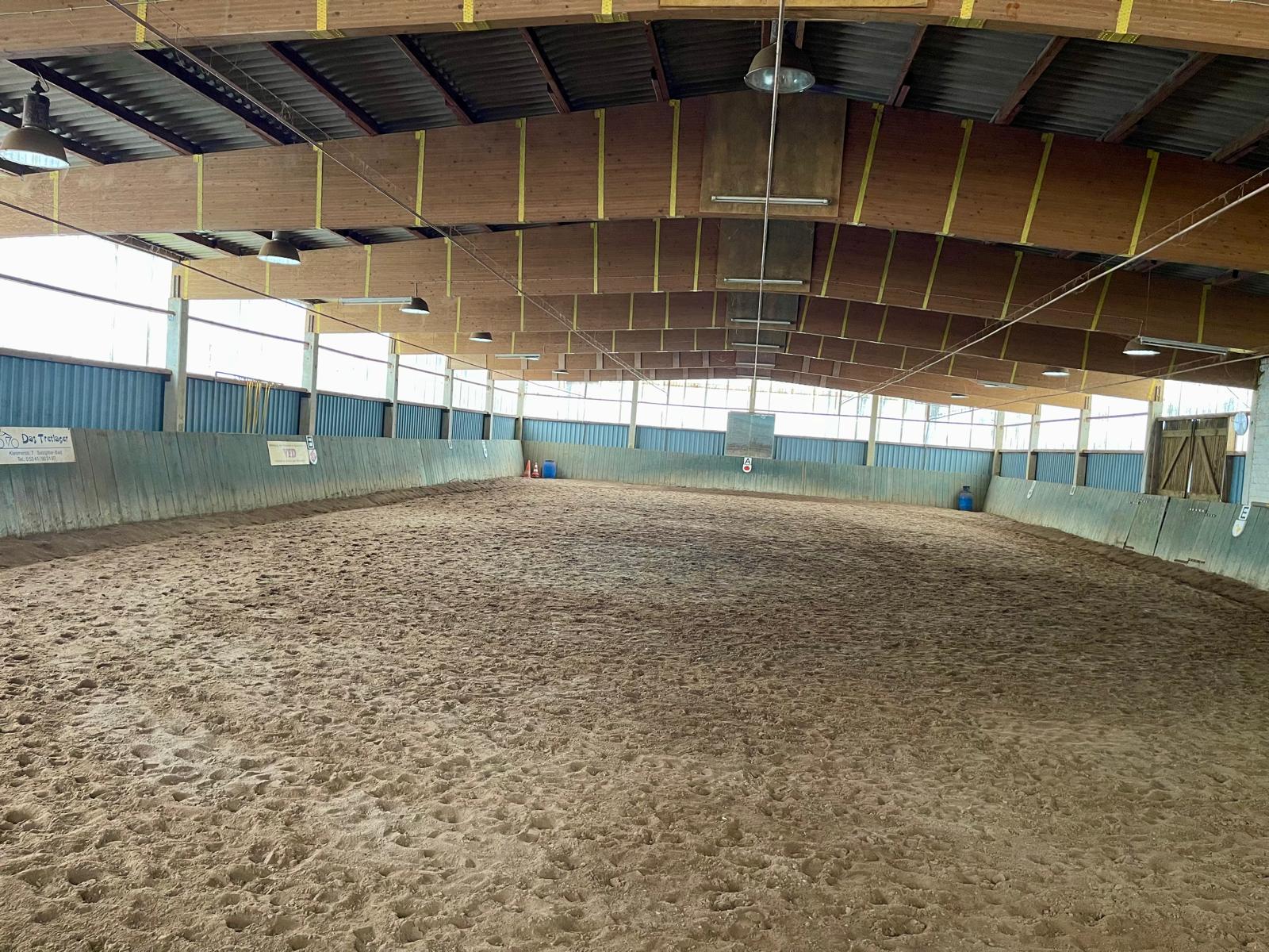 Reitplatz und Stallungen des Hofs