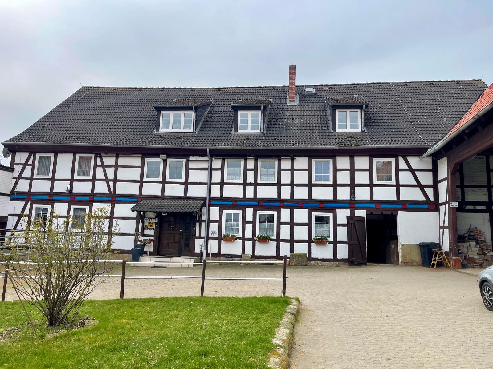 Historisches Stallgebäude mit charakteristischem Ziegeldach